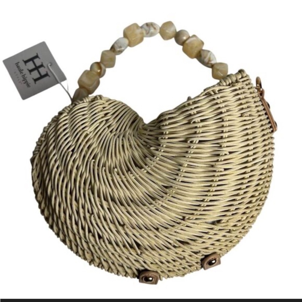 Elegant Natural Woven Shell Shaped Handbag with Shell Handle - Picture 2 of 9